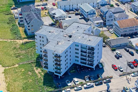 Coastal Getaway with Pool and Secure Access - Charming Seaside Retreat Отели рядом с достопримечательностью «Палас Плейленд»