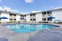 Econo Lodge - piscine