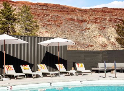 Slackline Moab, Outset Collection by Hilton