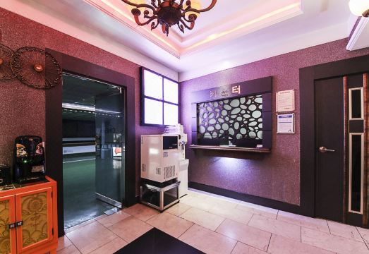 씨네마 모텔 주차 및 외관