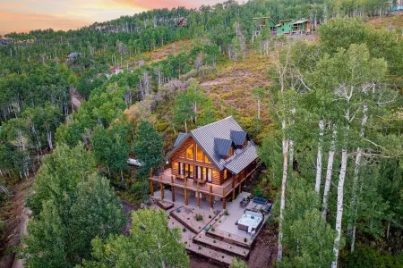 Luxury Wood-Log Cabin - Your Park City Mountain Getaway - Sleeps 10+