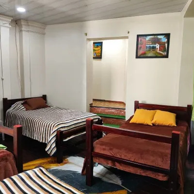 Hostal Latitud Ecuem โรงแรมใกล้บาซิลิกา