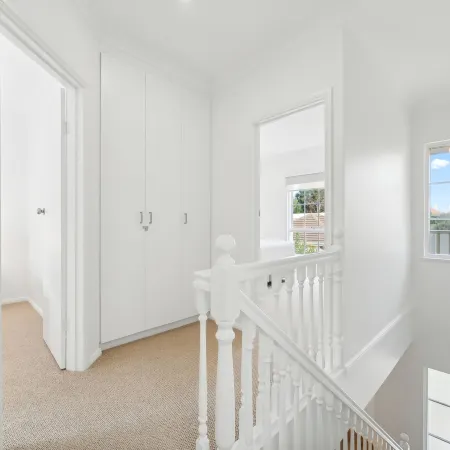 Coastal Luxury: 3-Bed Townhouse 150m from Beach