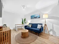 Bright 2-Bed Unit Near Scarborough Beach 士嘉堡酒店