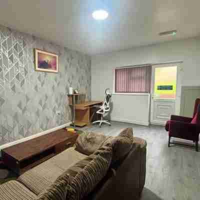 1 Room Ensuite Flat - Sleeps 2 With Sky Full Fibre Others