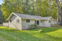 5 MI to Otter Lake: Home w/ Fire Pit & Yard - 3つ星