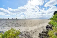 3 Mi to Beach & Boardwalk: Riverfront Daytona Home - Homestays