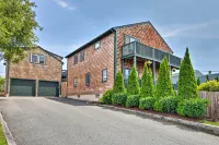 Coastal Abode w/ Beach Views, Walk to Beach & Bars - balcony