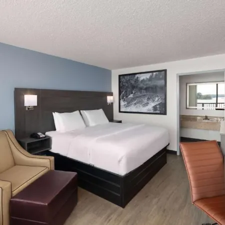 Super 8 by Wyndham Riverside Al Отели в г. Сент-Клэр