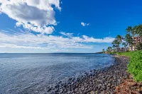 Oceanfront Lauloa 106 - Ground Floor, Modern Renovation, Split-AC, Walk to Beach