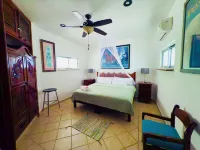 Beautiful Private Tropical Oasis 2 Bedroom 2 Bath Apt, Chef's Kitchen. 1st Floor