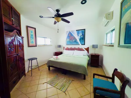 Beautiful Private Tropical Oasis 2 Bedroom 2 Bath Apt, Chef's Kitchen. 1st Floor