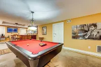 Tasteful Unit w/ Pool Table: 7 Mi to Lake Altoona!