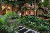 Hotel Thrive, A Tropical Courtyard - Gym
