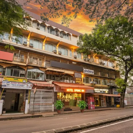 FabHotel Spring Inn - Nr Borivali Station Отели рядом с достопримечательностью «Торговый Центр Оберои»