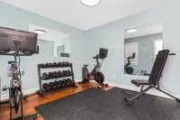 Beach Cottage with Private Home Gym 2 Blocks from the Beach