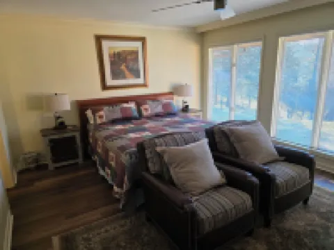 Bluestone Manor-Spacious Comfort for Your Winter Vacation