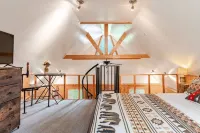 Romantic Cabin: Hot Tub, Fire Pit, Indoor & Outdoor Living, EV Charger