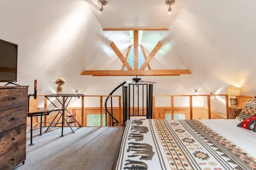 Romantic Cabin: Hot Tub, Fire Pit, Indoor & Outdoor Living, EV Charger