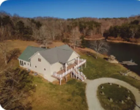 Hocking Hills Lodge w/hottub,10acre lake, with Basketball & Pickleball court Hotels in 