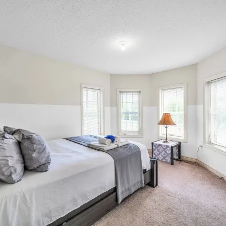 4 Tvs, Multiple Channels, King Bed, and More!!