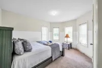 4 Tvs, Sports & Movie Channels, King Bed and More!!! - 3-Star