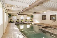 Colonial Hotel - Pools