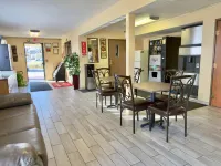 Econo Lodge Lansing - Leavenworth - parking