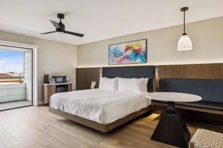 456 Embarcadero Inn & Suites