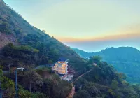 Hill Breeze Resort by VOYE HOMES - Bed and Breakfasts
