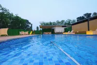 Btown Resort Kochi - مسبح خاص