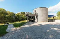 Restored Grain Bin with Hot Tub, King Bed, Vending Machine. Dog-Friendly!