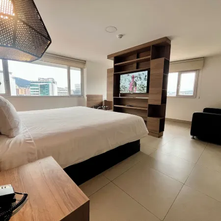 The Place Hotel Отели рядом с достопримечательностью «Площадь Фоч»