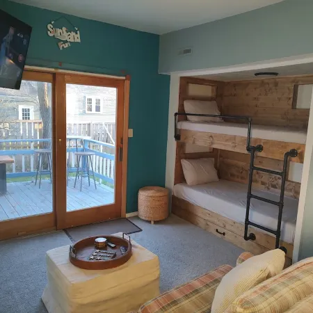 Cozy 1 bedroom cottage walking distance to Lake Michigan & downtown!