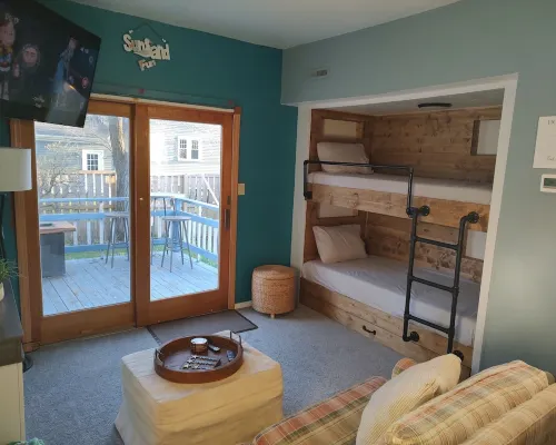 Cozy 1 bedroom cottage walking distance to Lake Michigan & downtown! Hotels in Manistee