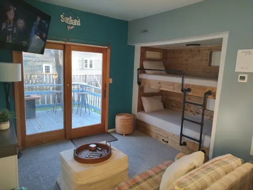 Cozy 1 bedroom cottage walking distance to Lake Michigan & downtown!