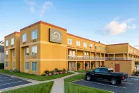 Copley Inn & Suites by OYO Akron Oh - Parking