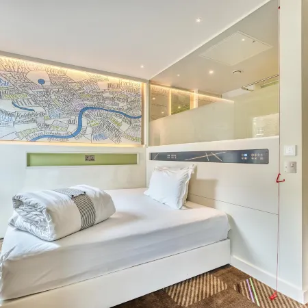 hub by Premier Inn London - Soho Отели рядом с достопримечательностью «Улица Сэвил Роу»
