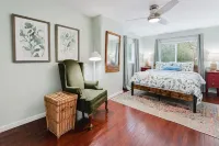 Beautiful 4-bedroom  Lake Front Cottage with HOT TUB & rentable BOAT