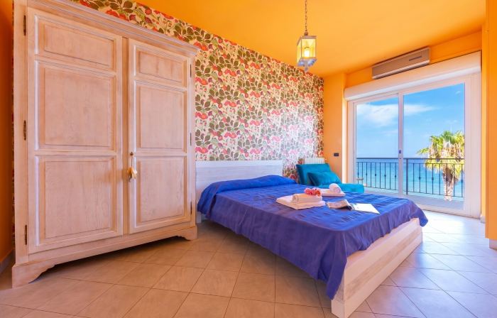 Laigueglia Beach, Seafront Sea-View Balcony - Happy Rentals