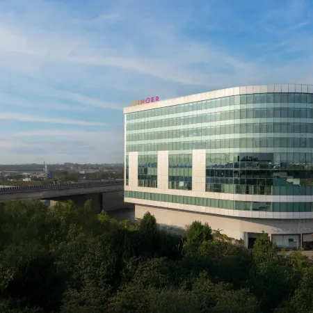 Clarks Inn Suites Hyderabad Airport Отели рядом с достопримечательностью «Конгресс-центр MS в Хайдарабаде»