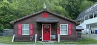 Hatfield McCoy Trails!  Newly renovated 3 bedroom house with ATV trail access.
