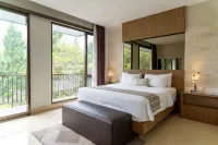 Tulip Hill View Villa 6 Bedrooms with a Private Heated Swimming Pool and a Movie Room