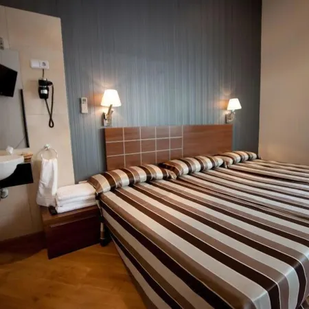 Hostal BCN 46 Отели рядом с достопримечательностью «Старый город»