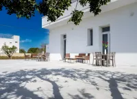 Monolocale Riva – Wi-Fi, Clima e Giardino a Torre Lapillo - 4-Star