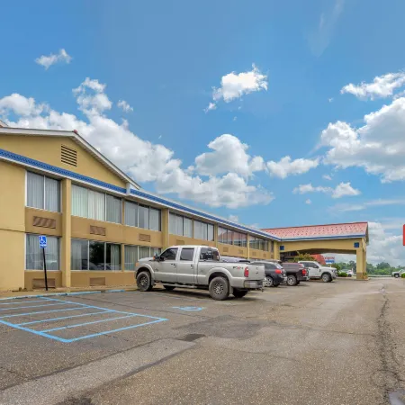 Econo Lodge Inn & Suites Triadelphia - Wheeling