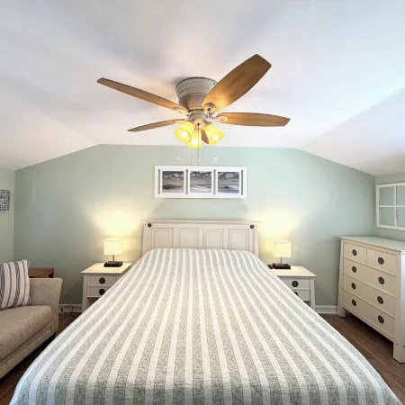 Charming 3-bedroom townhome 2 blocks from ocean and bay, in town of Stone Harbor