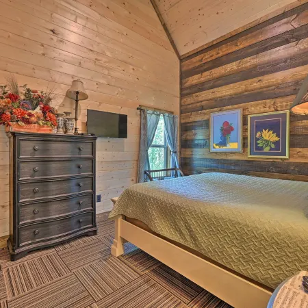 Hot Tub & Fire Pit: Spacious Broken Bow Cabin Hoteles en Broken Bow