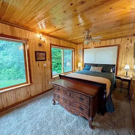 Large Family Lodge w/ Hot Tub, Sports Game Room, Gaming Room, and Pet Friendly!