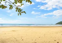 Apto com Piscina e Vaga a 750m da Praia da Enseada - Apartments